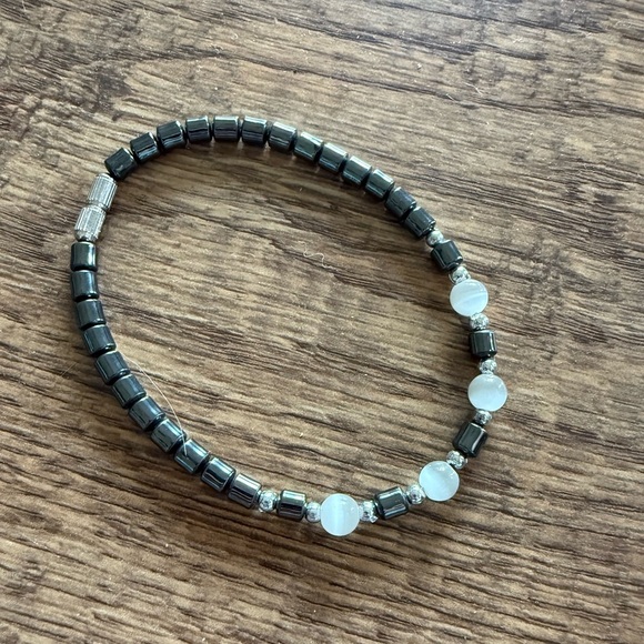 Dark Grey and White Beaded Screw Clasp Bracelet - Picture 1 of 4